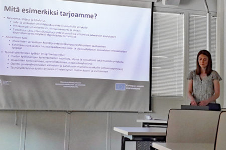 Anu Kettunen esittelee koordinaatiohanketta Kuopion hankekahveilla.